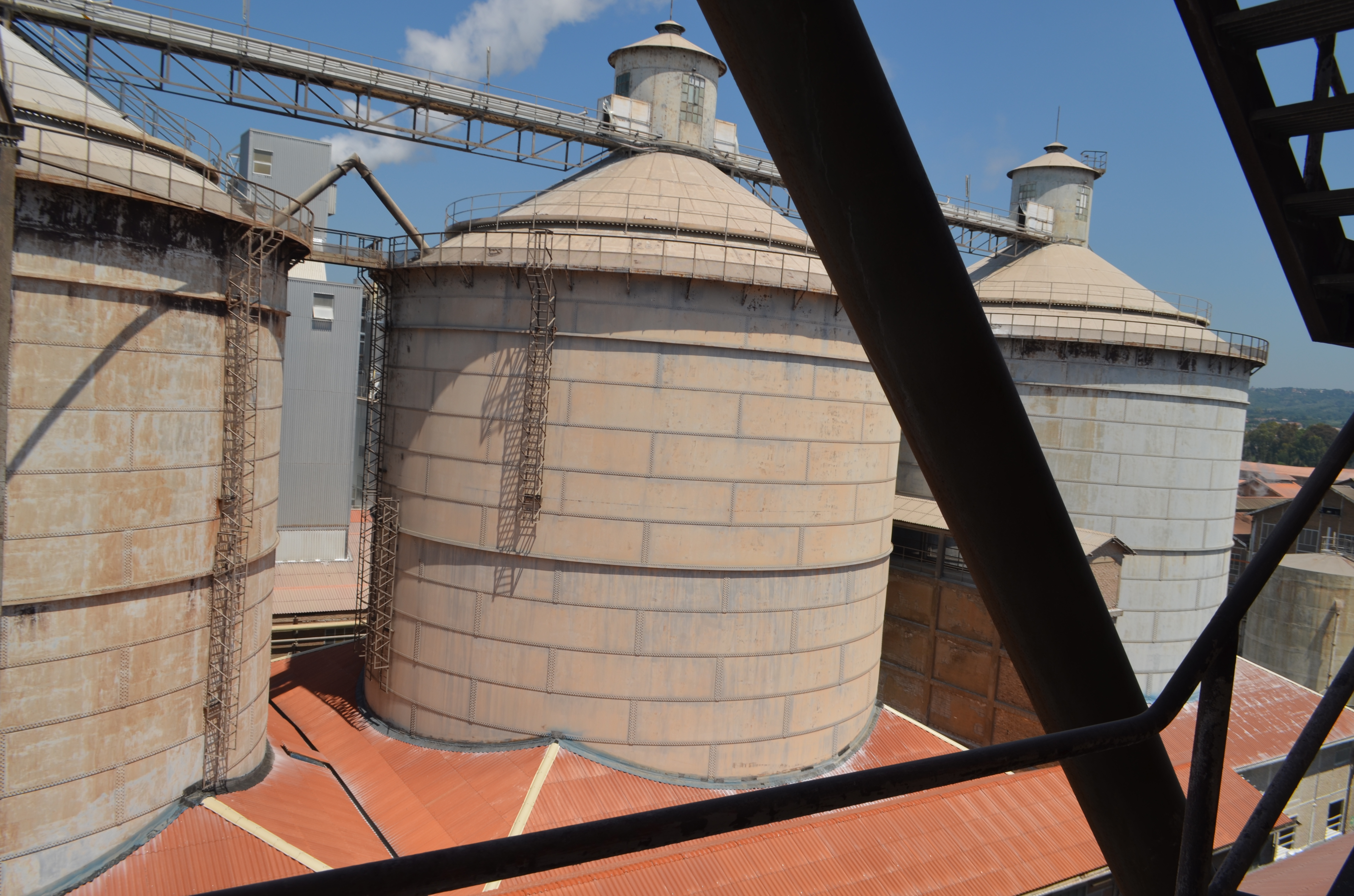 Bulk material flow in an industrial silo